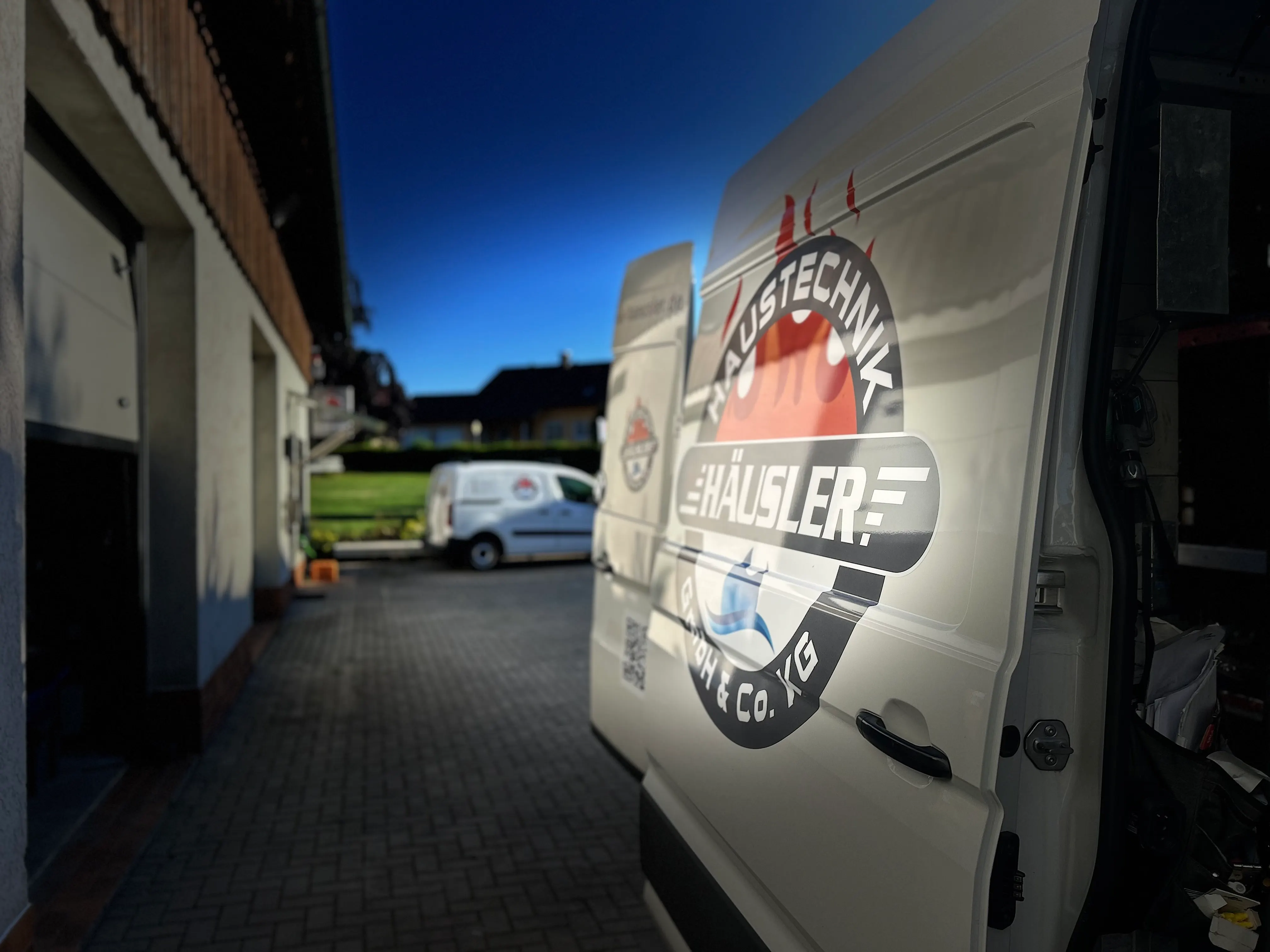 Blick aus einem geöffneten Häusler-Servicewagen über den Betriebshof in Treffelstein.